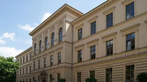 Dyrektor V LO im. Augusta Witkowskiego przyznał się do porysowania samochodów