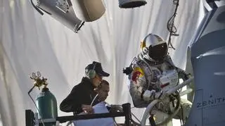 Pilot Felix Baumgartner przed skokiem