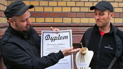 Dyplom dla komendanta "za wzorową współpracę w procederze czyszczenia kamienic"