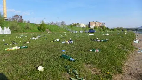 Śmietnisko nad Wartą po imprezowej nocy