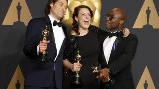 Twórcy filmu "Moonlight" z Oscarami, (po prawej reżyser Barry Jenkins)