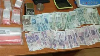 Przy mężczyznach policjanci znaleźli też znaczną kwotę pieniędzy, która miała pochodzić z przestępczej działalności