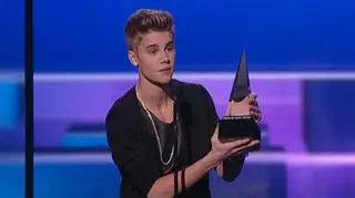 Justin Bieber ze statuetką American Music Awards i tytułem Artysta Roku