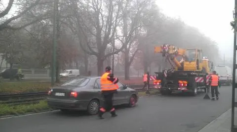 Poznań: samochód utknął na torowisku