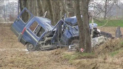 Olesno. Kierowca był pijany, wjechał w drzewo. Jedna osoba nie żyje