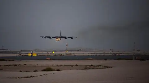 B-52H Stratofortress podchodzi do lądowania na katarskim lotnisku 