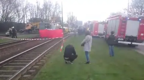 Samochód wjechał pod tramwaj, dwie osoby zakleszczone w środku