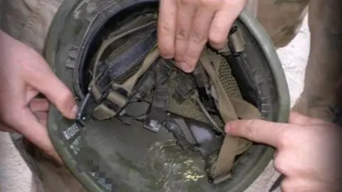 Dostał strzał w głowę, uratował go hełm