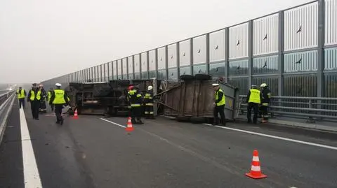 Samochód z bykami przewrócił się na S8. Ponad dwie godziny utrudnień pod Wrocławiem