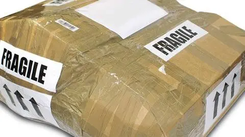 Kurier wypełniał paczki solą. I oddawał