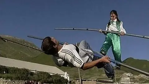 Cała wieś chodzi po linach