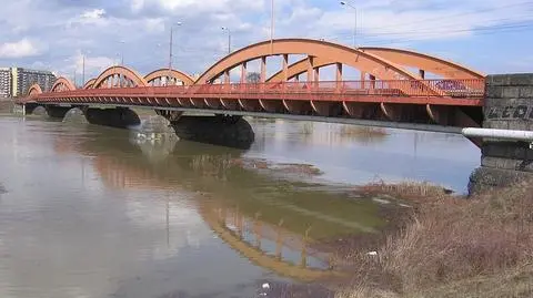 Pogłębiali Odrę, uszkodzili most. "Możliwe, że wstrzymamy ruch ciężarówek"