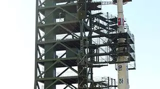 Północnokoreańska rakieta na stanowisku startowym