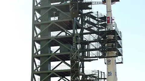 Północnokoreańska rakieta na stanowisku startowym