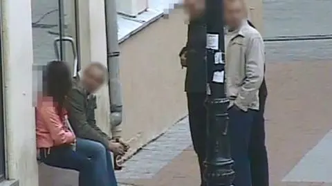 Policja szuka mężczyzn, którzy zdewastowali tramwaje w Poznaniu