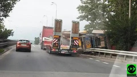 Koparka spadła z naczepy tira