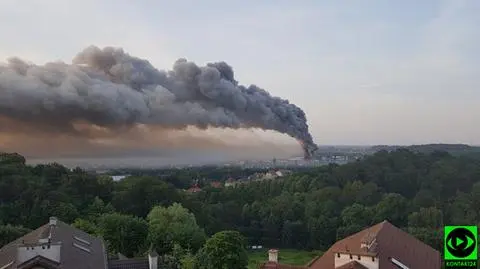Kłęby dymu nad Gdańskiem. Płonie hala magazynowa