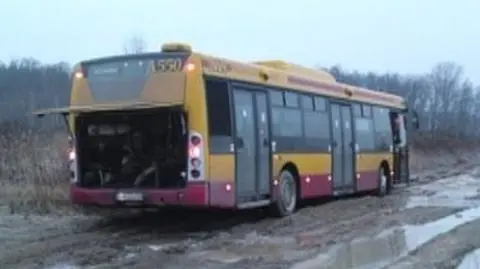 Pijany kierowca zaparkował autobus w lesie