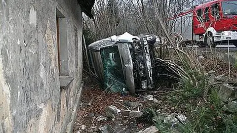 Uciekał kradzionym samochodem, rozbił się na budynku. Miał 4 promile