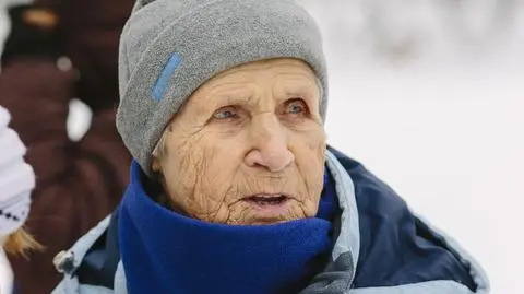 90-letnia mieszkanka Łodzi uprawia nordic walking