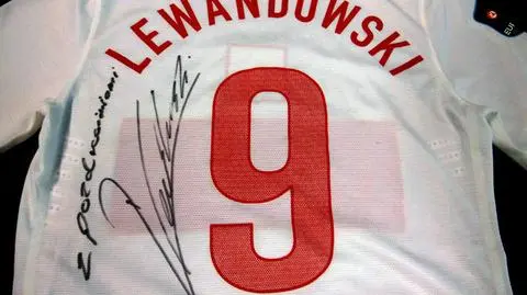 Już ponad 400 tys. zł za koszulkę "Lewego"
