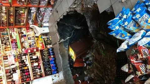 Zawalił się strop sklepu. Cztery osoby wpadły do piwnicy