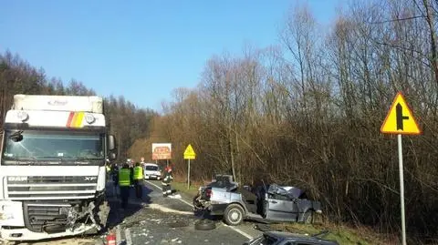 Odbił się od ciężarówki, otarł o inny samochód. Kierowca volvo zginął