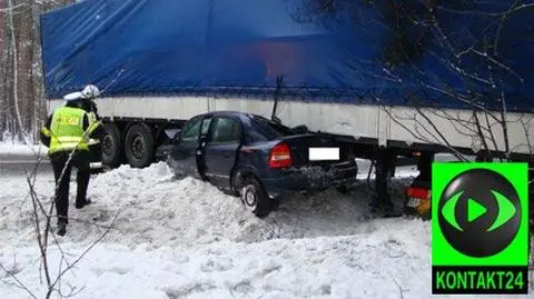 Wjechał pod ciężarówkę. Trzy osoby ranne