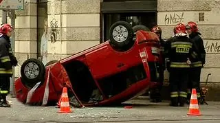25.04 | W Łodzi doszło do groźnie wyglądającej kolizji. Na skrzyżowaniu ulic Kilińskiego i Tuwima dachował samochód. Cztery osoby zostały ranne. (TVN24)