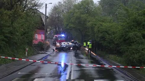 BMW wypadło z drogi, jedna osoba nie żyje 