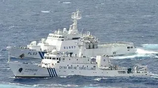 Chińskie i japońskie statki w pobliżu wysp Senkaku