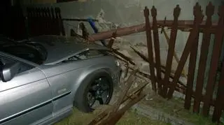 Kierowca bmw uderzył w dom