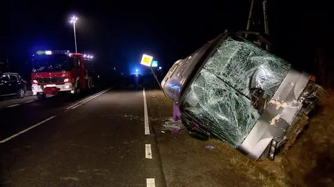 Tur. Koło ciężarówki wbiło się w przód autobusu
