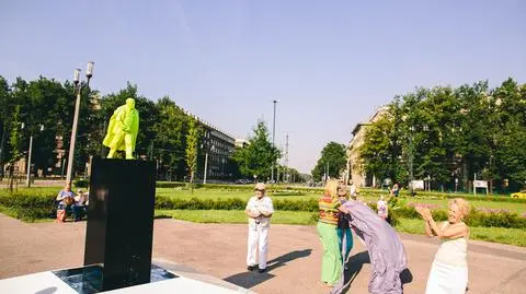 Sikający Lenin w Krakowie. PiS protestuje: założyliśmy mu prezerwatywę