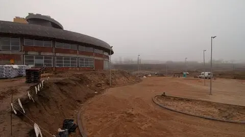 Słupski aquapark niszczeje, a końca budowy nie widać. Zabezpieczą dach i elewację