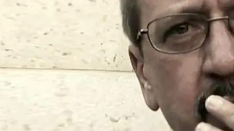 Facet z papierosem zbiera głosy dla republikanów