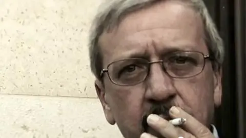 Facet z papierosem zbiera głosy