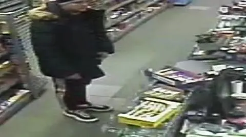 Wszedł do sklepu, wyszedł z puszką WOŚP Policja szuka tego mężczyzny