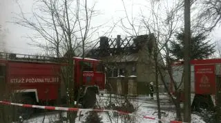 W pożarze spłonęło całe poddasze, na którym była matka z dwojgiem dzieci
