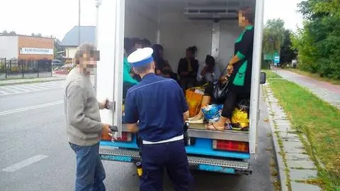 Zrobił z chłodni autobus. Wiózł o 14 osób za dużo