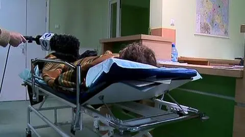 Turysta z Oświęcimia wpadł w kilkudziesięciometrową przepaść i dwa dni czekał w śpiworze na pomoc. Jego wołania usłyszała w niedzielę grupa ratowników TOPR-u, przypadkowo patrolująca ten teren. 26-latek ma obrażenia głowy i klatki piersiowej.