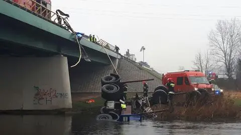 Piła: Wypadek w Pile na dk 11. Ciężarówka w rzece