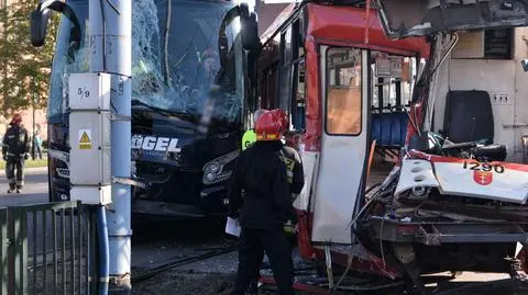 Gdańsk: zarzuty dla kierowcy autokaru, który wjechał pod tramwaj