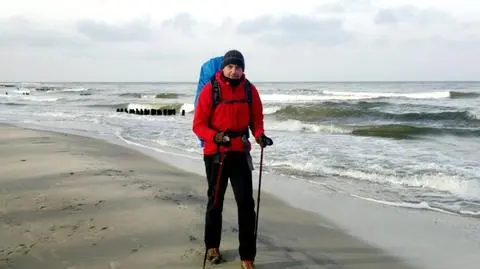 Samotny spacer brzegiem Bałtyku. "Piasek męczy, ale nie poddam się"