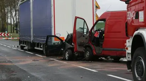 Tragicznye zderzenie trzech samochodów. Nie żyją dwie osoby