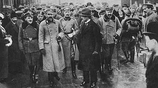 Piłsudski na Dworcu Wiedeńskim po przyjeździe z Krakowa 1916 r