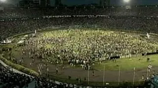 Osiem osób zginęło, a 150 zostało rannych, kiedy zawaliła się część trybuny na stadionie w brazylijskim mieście Salvador. Kibice spadli z dużej wysokości przez wyrwę w betonowej konstrukcji. Do tragedii doszło po meczu piłkarzy miejscowej drużyny Bahia z zespołem Vila Nova ze stanu Goias, decydującym o awansie do drugiej ligi. Po grze, zakończonej wynikiem 0:0, kibice ruszyli z korony na płytę stadionu, by świętować awans gospodarzy. (APTN)