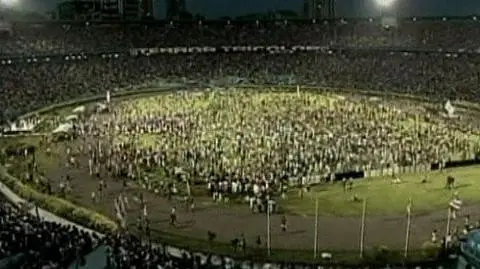 Osiem osób zginęło, a 150 zostało rannych, kiedy zawaliła się część trybuny na stadionie w brazylijskim mieście Salvador. Kibice spadli z dużej wysokości przez wyrwę w betonowej konstrukcji. Do tragedii doszło po meczu piłkarzy miejscowej drużyny Bahia z zespołem Vila Nova ze stanu Goias, decydującym o awansie do drugiej ligi. Po grze, zakończonej wynikiem 0:0, kibice ruszyli z korony na płytę stadionu, by świętować awans gospodarzy. (APTN)