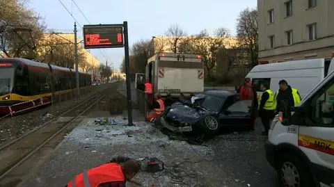 Pijany kierowca bmw wjechał w przystanek tramwajowy
