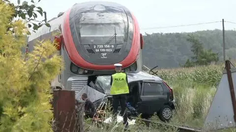 Pociąg przeciągnął auto około 200 metrów